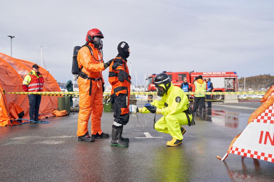 Under Rescue Borealis øver nordiske beredskapsressurser på samvirke i møte med spredning av farlige stoffer. I et lukket øvingsområde ved havna i Oulu skal det blant annet gjennomføres måling av radioaktiv stråling. Illustrasjonsbilde fra atomberedskapsøvelsen Arctic REIHN 2023 i Bodø. (Foto: Raymond Engmark/DSA) Under Rescue Borealis øver nordiske beredskapsressurser på samvirke i møte med spredning av farlige stoffer. I et lukket øvingsområde ved havna i Oulu skal det blant annet gjennomføres måling av radioaktiv stråling. Illustrasjonsbilde fra atomberedskapsøvelsen Arctic REIHN 2023 i Bodø. (Foto: Raymond Engmark/DSA)