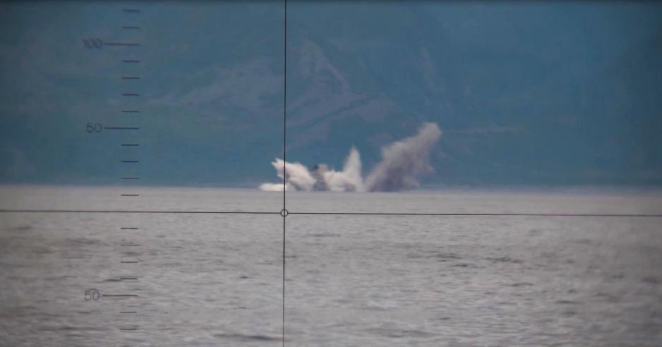 Bilde fra et ubåtperiskop som Quicksink-våpenets treff på sjømålet. (Foto: Forsvaret) Bilde fra et ubåtperiskop som Quicksink-våpenets treff på sjømålet. (Foto: Forsvaret)