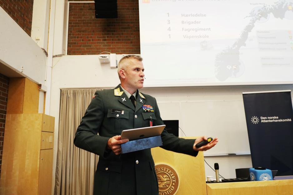 Sjef for Hæren, generalmajor Lars Lervik, på Army Summit-seminar ved UiT Norges arktiske universitet. Seminaret ble arrangert av Hæren, Den norske Atlanterhavskomité og dens ungdomsorganisasjon YATA. (Foto: Astri Edvardsen) Sjef for Hæren, generalmajor Lars Lervik, på Army Summit-seminar ved UiT Norges arktiske universitet. Seminaret ble arrangert av Hæren, Den norske Atlanterhavskomité og dens ungdomsorganisasjon YATA. (Foto: Astri Edvardsen)