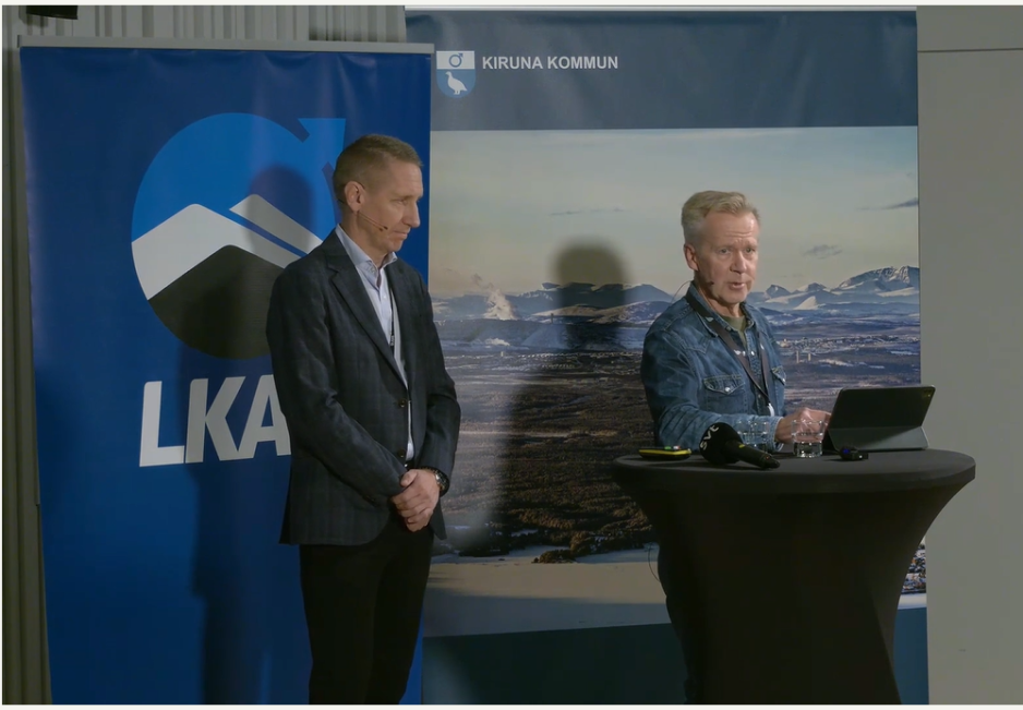 Kirunas kommunalråd Mats Taaveniku (t.h) og Stefan Hämäläinen, direktør for samfunnsutvikling LKAB på en pressekonferanse 12. september 2025. LKAB og Kiruna kommune PK.