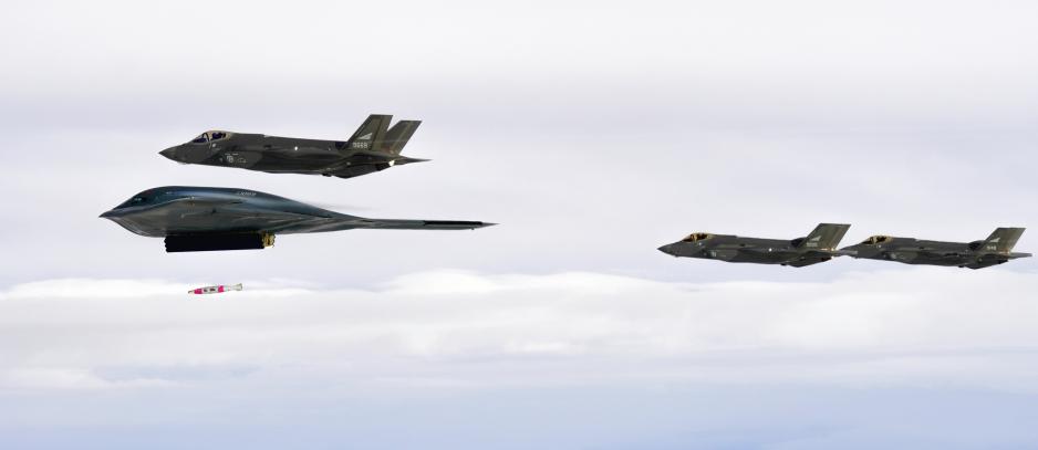 Et amerikansk strategisk bombefly av typen B-2, ledsaget av norske F-35 jagerfly, slipper det nye våpenet mot et mål i nordnorsk farvann. (Foto: Forsvaret) Et amerikansk strategisk bombefly av typen B-2, ledsaget av norske F-35 jagerfly, slipper det nye våpenet mot et mål i nordnorsk farvann. (Foto: Forsvaret)