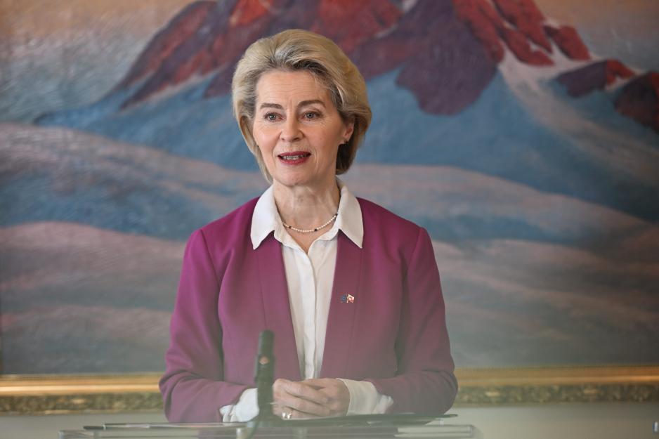 EU-kommisjonen, ledet av president Ursula von der Leyen, prioriterer Grønland i sitt nye forslag til unionens langtidsbudsjett. Her er hun på Grønland-besøk i mars 2024 for å åpne EUs representasjonskontor i Nuuk, samt signere samarbeidsavtaler med Grønland om utdanning og grønn vekst. (Foto: Dati Bendo/EU) EU-kommisjonen, ledet av president Ursula von der Leyen, prioriterer Grønland i sitt nye forslag til unionens langtidsbudsjett. Her er hun på Grønland-besøk i mars 2024 for å åpne EUs representasjonskontor i Nuuk, samt signere samarbeidsavtaler med Grønland om utdanning og grønn vekst. (Foto: Dati Bendo/EU)