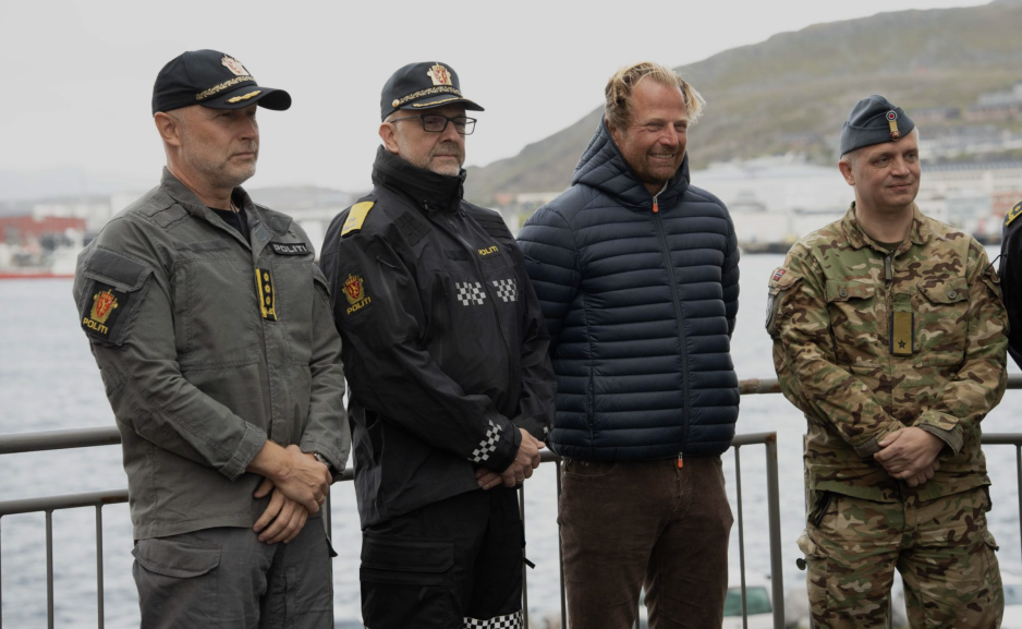 F.v.: Freddy Roseth, sjef for politiets beredskapstropp; Lars Aune, stabssjef i Politidirektoratet; Asbjørn Ringstad, beredskapsdirektør i Equinor – og brigader Martin Tesli, nestkommanderende i Forsvarets spesialstyrker til stede i Hammerfest under øvelsen. (Foto: Didrik Linnerud Arnesen/politiet) F.v.: Freddy Roseth, sjef for politiets beredskapstropp; Lars Aune, stabssjef i Politidirektoratet; Asbjørn Ringstad, beredskapsdirektør i Equinor – og brigader Martin Tesli, nestkommanderende i Forsvarets spesialstyrker til stede i Hammerfest under øvelsen. (Foto: Didrik Linnerud Arnesen/politiet)