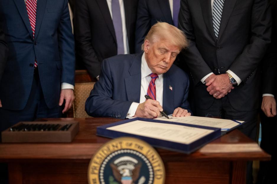 President Donald Trump signs S.1852, The Genius Act. (Photo: The White House) Trump signerer presidentordre