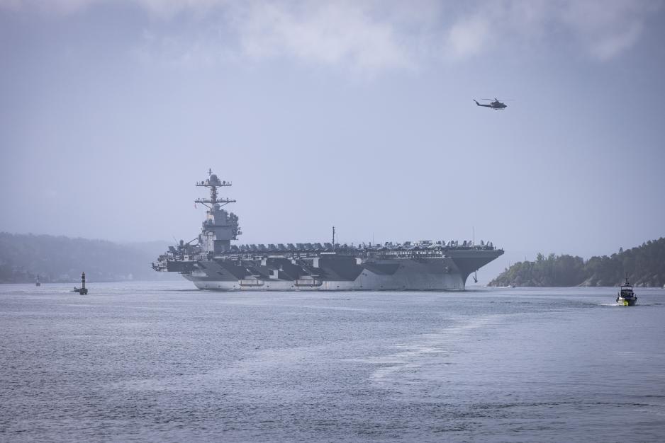 USS Gerald R. Ford seiler inn Oslofjorden eskortert av fartøyet KNM Skjold i front. Akterut ekskorteres de av fartøyene KNM Thor Heyerdahl og KV Nornen. USS Gerald Ford Oslo