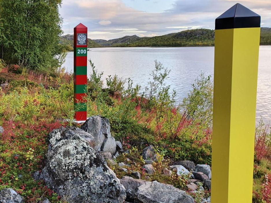 Stolper ved den norsk-russiske grensa. (Foto: Magne Kveseth/UiT) Stolper ved den norsk-russiske grensa. (Foto: Magne Kveseth/UiT)