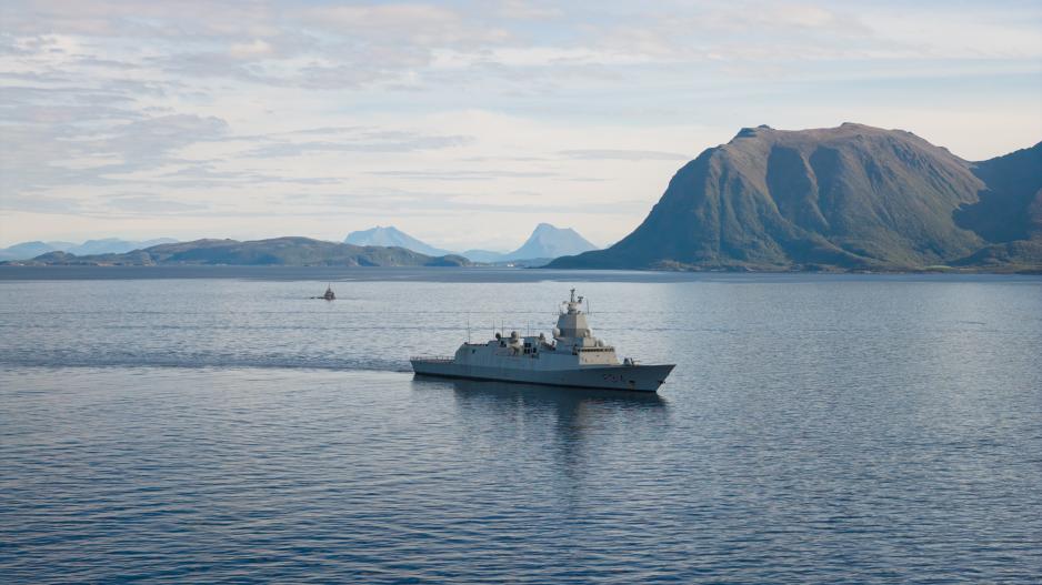 Regjeringen foreslår å øke Forsvarets driftsrammer slik at det kan videreføre operativ virksomhet og de siste års trenings- og øvingsnivå. Her seiler fregatten KNM Thor Heyderdal sammen med støttefartøyet KNM Sleipner under treningsaktivitet i Nordland tidligere denne måneden. (Foto: Ørjan Andreassen/Forsvaret) Regjeringen foreslår å øke Forsvarets driftsrammer slik at det kan videreføre operativ virksomhet og de siste års trenings- og øvingsnivå. Her seiler fregatten KNM Thor Heyderdal sammen med støttefartøyet KNM Sleipner under treningsaktivitet i Nordland tidligere denne måneden. (Foto: Ørjan Andreassen/Forsvaret)