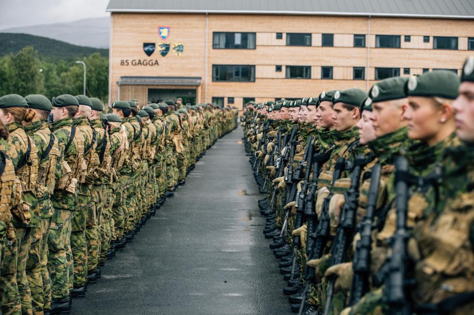 Regjeringen foreslår økte midler til å få flere folk inn i forsvarssektoren. I nord er særlig Finnmarksbrigaden under oppbygging. Brigaden, som ble opprettet i august og skal stå ferdig innen 2032, vil telle fra 3000 til 5000 soldater. Bilde fra seremonien for etableringen ved Porsangmoen leir. (Foto: Helene Sofie Thorkildsen/Forsvaret) Regjeringen foreslår økte midler til å få flere folk inn i forsvarssektoren. I nord er særlig Finnmarksbrigaden under oppbygging. Brigaden, som ble opprettet i august og skal stå ferdig innen 2032, vil telle fra 3000 til 5000 soldater. Bilde fra seremonien for etableringen ved Porsangmoen leir. (Foto: Helene Sofie Thorkildsen/Forsvaret)