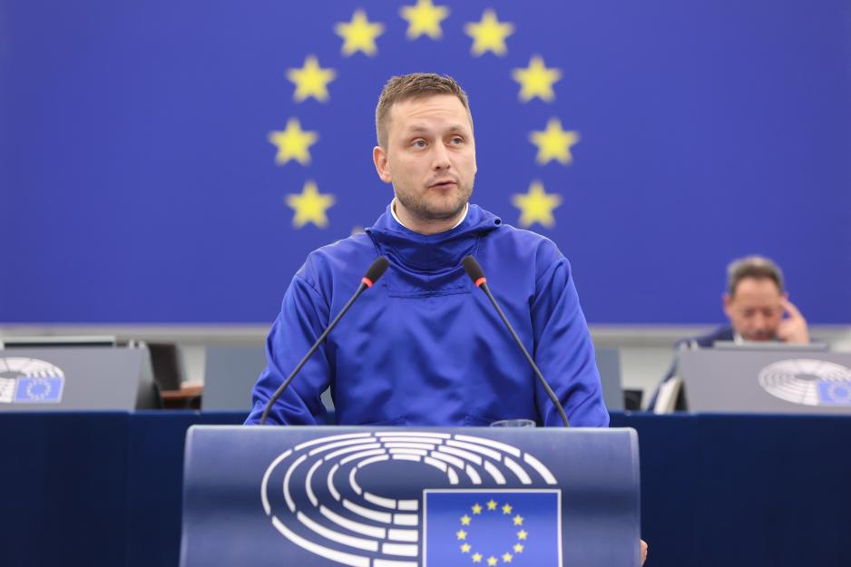 Jens-Frederik Nielsen, lederen for Grønlands regjering Naalakkersuisut, taler til EU-parlamentet i Strasbourg. Parlamentet er en av to lovgivende forsamlinger i unionen. Dets hovedoppgaver er lovgivning og budsjettering, samt kontroll av EU-kommisjonen som er unionens utøvende myndighet. (Foto: Fred Marvaux/EU) Jens-Frederik Nielsen, lederen for Grønlands regjering Naalakkersuisut, taler til EU-parlamentet i Strasbourg. Parlamentet er en av to lovgivende forsamlinger i unionen. Dets hovedoppgaver er lovgivning og budsjettering, samt kontroll av EU-kommisjonen som er unionens utøvende myndighet. (Foto: Fred Marvaux/EU)