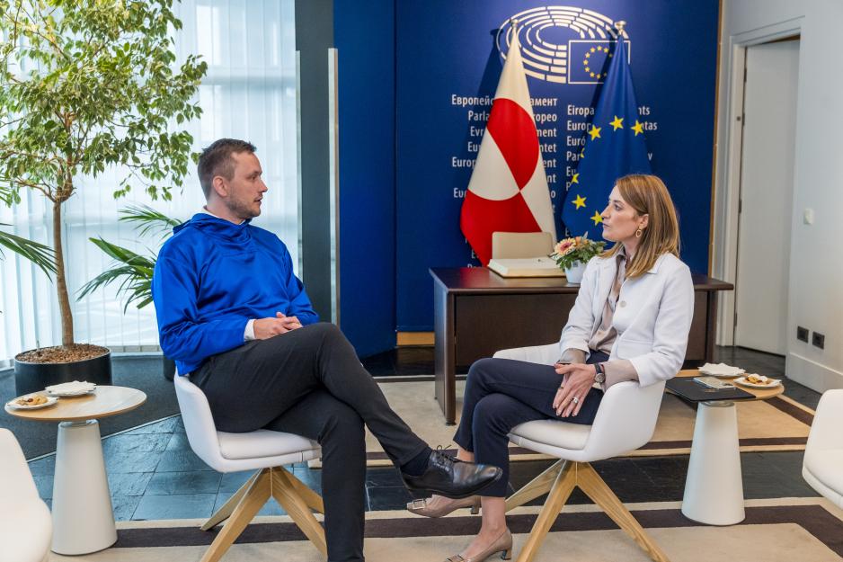 Den grønlandske regjeringslederen Jens-Frederik Nielsen og EU-parlamentets president Roberta Metsola hadde også et eget møte i Strasbourg. De drøftet forholdet mellom Grønland og EU, og bekreftet et gjensidig ønske om å videreutvikle samarbeidet mellom partene. (Foto: Daina Le Lardic/EU) Den grønlandske regjeringslederen Jens-Frederik Nielsen og EU-parlamentets president Roberta Metsola hadde også et eget møte i Strasbourg. De drøftet forholdet mellom Grønland og EU, og bekreftet et gjensidig ønske om å videreutvikle samarbeidet mellom partene. (Foto: Daina Le Lardic/EU)