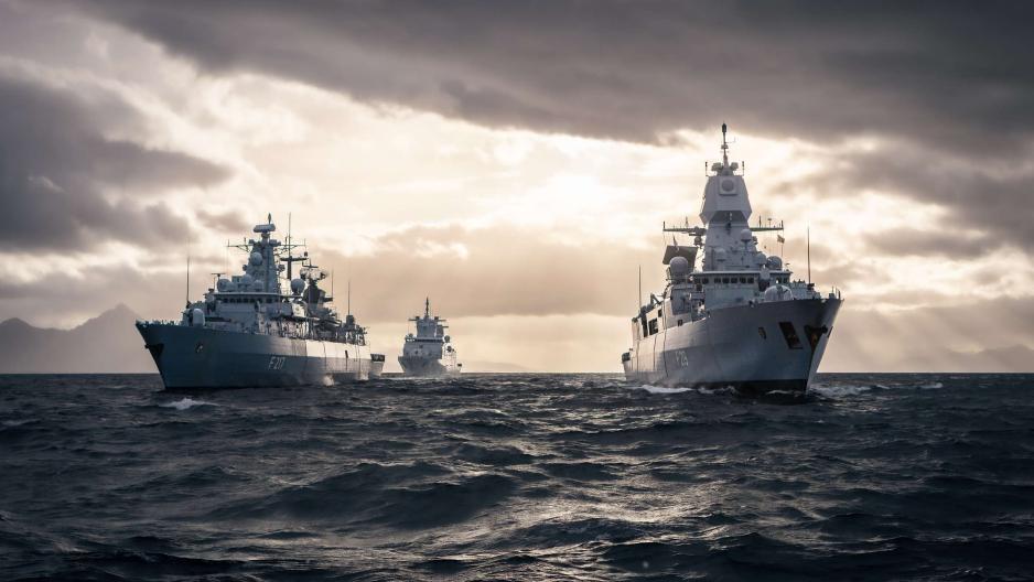 Fregatten FGS Sachsen (til høyre) leder den tyske flåten under den maritime skarpskytingsøvelsen som kalles «Andøya». Til venstre seiler fregatten FGS Bayern. Målet med øvelsen er å styrke den tyske marinens operative beredskap og demonstrere dens evne til nasjonalt og kollektivt forsvar. (Foto: Jan Kistenmacher/Bundeswehr) Fregatten FGS Sachsen (til høyre) leder den tyske flåten under den maritime skarpskytingsøvelsen som kalles «Andøya». Til venstre seiler fregatten FGS Bayern. Målet med øvelsen er å styrke den tyske marinens operative beredskap og demonstrere dens evne til nasjonalt og kollektivt forsvar. (Foto: Jan Kistenmacher/Bundeswehr)