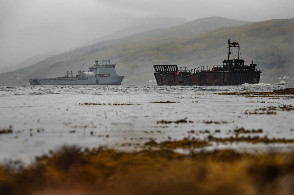 Et mindre landgangsfartøy på vei fra fjæra til landgangsskipet RFA Lyme Bay. (Foto: Alex Ceolin © Crown copyright 2025) Et mindre landgangsfartøy på vei fra fjæra til landgangsskipet RFA Lyme Bay. (Foto: Alex Ceolin © Crown copyright 2025)