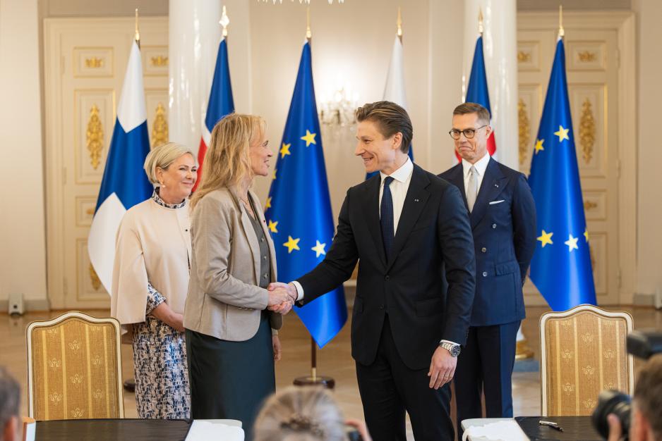 Islands utenriksminister Þorgerður Katrín Gunnarsdóttir og Finlands forsvarsminister Antti Häkkänen undertegner intensjonsavtalen om styrket forsvarssamarbeid i Helsinki. Landenes presidenter Halla Tómasdóttir og Alexander Stubb overværer signeringsseremonien. (Foto: Matti Porre/Finlands presidentembete) Islands utenriksminister Þorgerður Katrín Gunnarsdóttir og Finlands forsvarsminister Antti Häkkänen undertegner intensjonsavtalen om styrket forsvarssamarbeid i Helsinki. Landenes presidenter Halla Tómasdóttir og Alexander Stubb overværer signeringsseremonien. (Foto: Matti Porre/Finlands presidentembete)