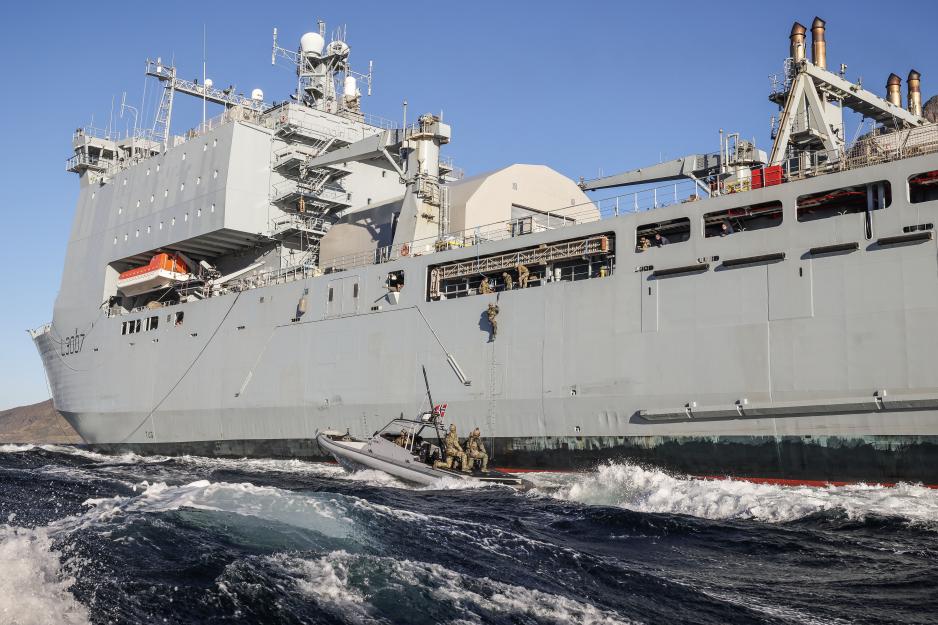 Kystjegerne klatrer om bord på landgangsskipet RFA Lyme Bay. (Foto: Alex Ceolin © Crown copyright 2025) Kystjegerne klatrer om bord på landgangsskipet RFA Lyme Bay. (Foto: Alex Ceolin © Crown copyright 2025)