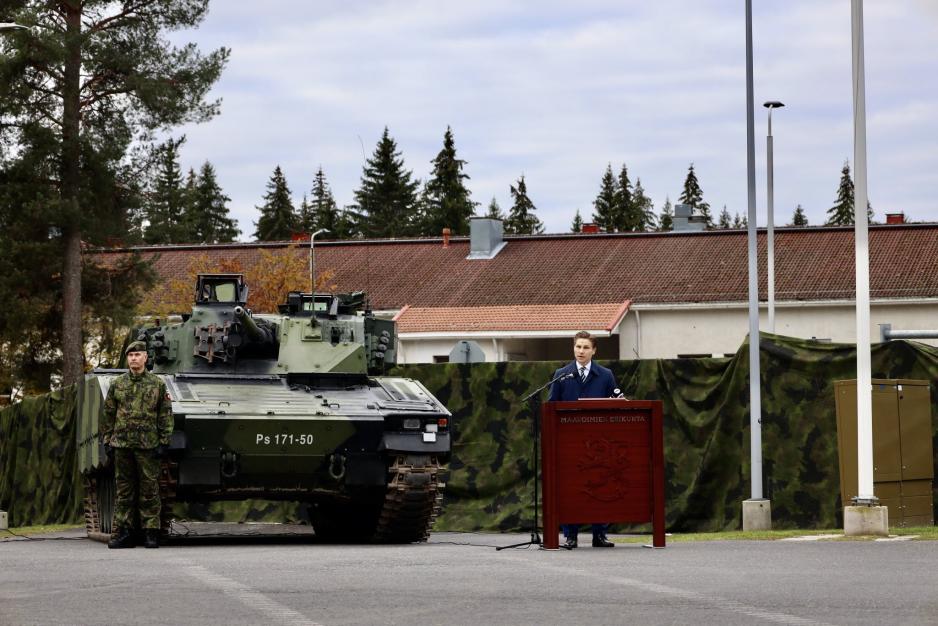 Finlands forsvarsminister Antti Häkkänen (Samlingspartiet) talte ved åpningsseremonien for Nato-hovedkvarteret i Mikkeli. (Foto: Finlands forsvarsministerium) Finlands forsvarsminister Antti Häkkänen (Samlingspartiet) talte ved åpningsseremonien for Nato-hovedkvarteret i Mikkeli. (Foto: Finlands forsvarsministerium)