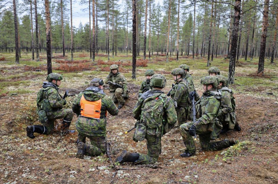 Etter å ha fullført den ordinære verneplikttjenesten, går mange unge finlendere inn i en beredskapsfase med ytterligere trening. (Foto: Astri Edvardsen) Etter å ha fullført den ordinære verneplikttjenesten, går mange unge finlendere inn i en beredskapsfase med ytterligere trening. (Foto: Astri Edvardsen)