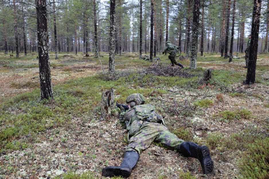 Vernepliktige i Lapplands jegerbataljon i Sodankylä rykker framover mellom furutrærne. (Foto: Astri Edvardsen) Vernepliktige i Lapplands jegerbataljon i Sodankylä rykker framover mellom furutrærne. (Foto: Astri Edvardsen)
