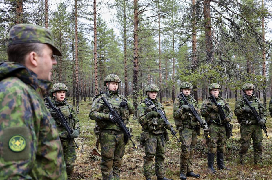Brigadesjef Marko Kivelä gir de vernepliktige en liten pep-talk etter treningen. (Foto: Astri Edvardsen) Brigadesjef Marko Kivelä gir de vernepliktige en liten pep-talk etter treningen. (Foto: Astri Edvardsen)