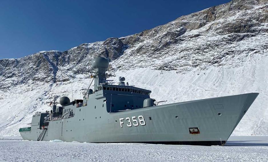Det danske sjøforsvaret patruljerer i dag farvannene ved Grønland og Færøyene blant annet med isgående inspeksjonsskip av Thetis-klassen som HDMS Triton (på bildet). Disse nærmer seg slutten av sin operative levetid, og skal erstattes med totalt fem nye fartøy med isbryterkapasitet. (Foto: Søren Nagel/det danske forsvaret) Det danske sjøforsvaret patruljerer i dag farvannene ved Grønland og Færøyene blant annet med isgående inspeksjonsskip av Thetis-klassen som HDMS Triton (på bildet). Disse nærmer seg slutten av sin operative levetid, og skal erstattes med totalt fem nye fartøy med isbryterkapasitet. (Foto: Søren Nagel/det danske forsvaret)