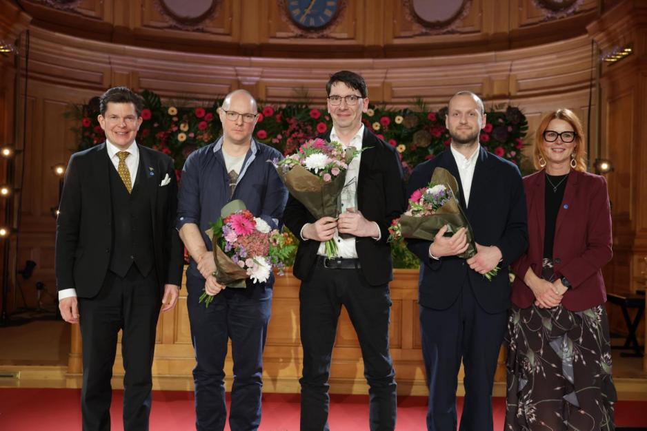 Skaperne av filmen Seinasta paradís á jørð: Regissør og manusforfatter Sakaris Stórá (midten) flankert av manusforfatterne Tommy Oksen (t.v.) og Mads Stegger (t.v.). Den øverste lederen for Sveriges riksdag, Andreas Norlén (ytterst t.h.), og Heléne Björklund, president i Nordisk råd, sto for overrekkelsen av filmprisen. (Foto: Magnus Fröderberg/norden.org) Skaperne av filmen Seinasta paradís á jørð: Regissør og manusforfatter Sakaris Stórá (midten) flankert av manusforfatterne Tommy Oksen (t.v.) og Mads Stegger (t.v.). Den øverste lederen for Sveriges riksdag, Andreas Norlén (ytterst t.h.), og Heléne Björklund, president i Nordisk råd, sto for overrekkelsen av filmprisen. (Foto: Magnus Fröderberg/norden.org)