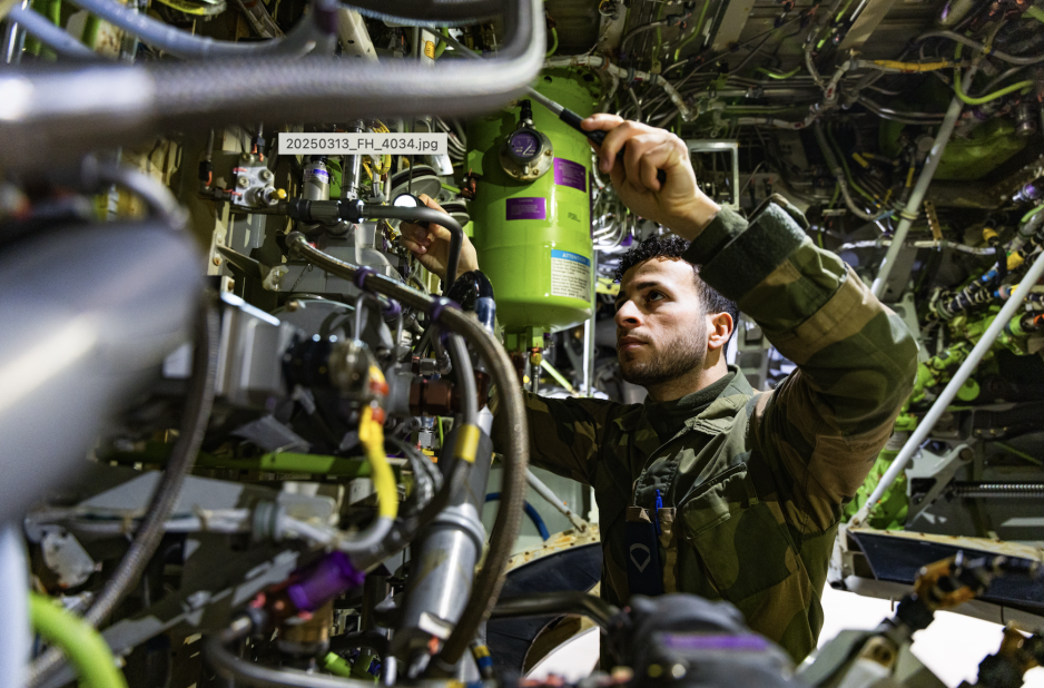 Materielldrift vil styrkes med regjeringens forslag til forsvarsbudsjett. Her arbeider en avioniker med vedlikehold av et P-8 maritimt patruljefly ved Evenes flystasjon. (Foto: Fabian Helmersen/Forsvaret) Materielldrift vil styrkes med regjeringens forslag til forsvarsbudsjett. Her arbeider en avioniker med vedlikehold av et P-8 maritimt patruljefly ved Evenes flystasjon. (Foto: Fabian Helmersen/Forsvaret)