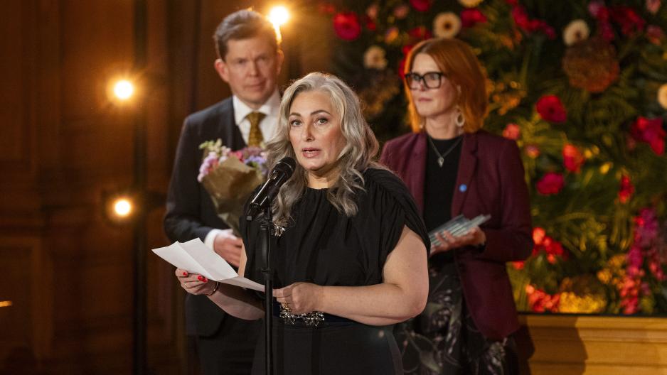 – Jeg vil takke Nordisk råd og juryen for å ha tro på at det selv med et lite språk kan skrives stor og viktig litteratur. Mitt håp er at denne prisen kan bidra til å kaste mer lys over litteraturen som blir skrevet på Færøyene i dag, sier den prisvinnende forfatteren Vónbjørt Vang. (Foto: Melker Dahlstrand/Sveriges riksdag) – Jeg vil takke Nordisk råd og juryen for å ha tro på at det selv med et lite språk kan skrives stor og viktig litteratur. Mitt håp er at denne prisen kan bidra til å kaste mer lys over litteraturen som blir skrevet på Færøyene i dag, sier den prisvinnende forfatteren Vónbjørt Vang. (Foto: Melker Dahlstrand/Sveriges riksdag)