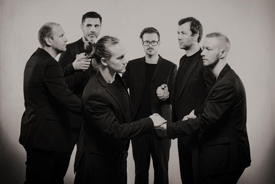 Kartellets danser, koreograf og kunstneriske leder Sigurd Johan Heide (ytterst t.h.) får hederspris for sitt arbeid med folkedans. (Foto: Kartellet) Kartellets danser, koreograf og kunstneriske leder Sigurd Johan Heide (ytterst t.h.) får hederspris for sitt arbeid med folkedans. (Foto: Kartellet)