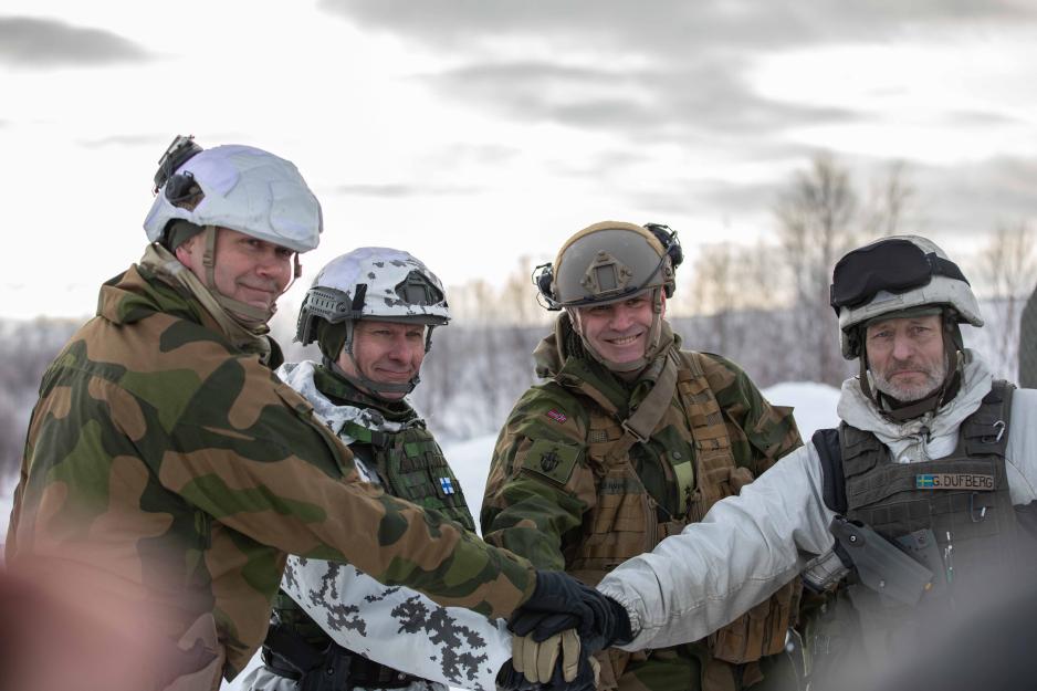 Sjefen for Brigade Nord, brigader Terje Bruøygard (t.v.) og sjefen for Hæren, generalmajor Lars Lervik (nummer tre f.v.), sammen med assisterende stabssjef for trening i den finske forsvarskommandoen, brigadegeneral Manu Tuominen, og daværende sjef for Norrbottensbrigaden, oberst Gustaf Dufberg, under storøvelsen Nordic Response 2024. (Foto: Synne Nilsson/Forsvaret)