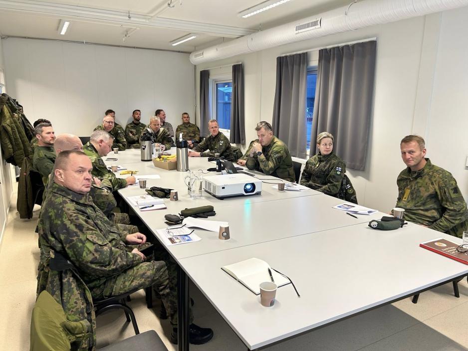 De norske, finske og svenske lederne til bords for utveksling under Nordic Region Commanders Conference. (Foto: Forsvaret)