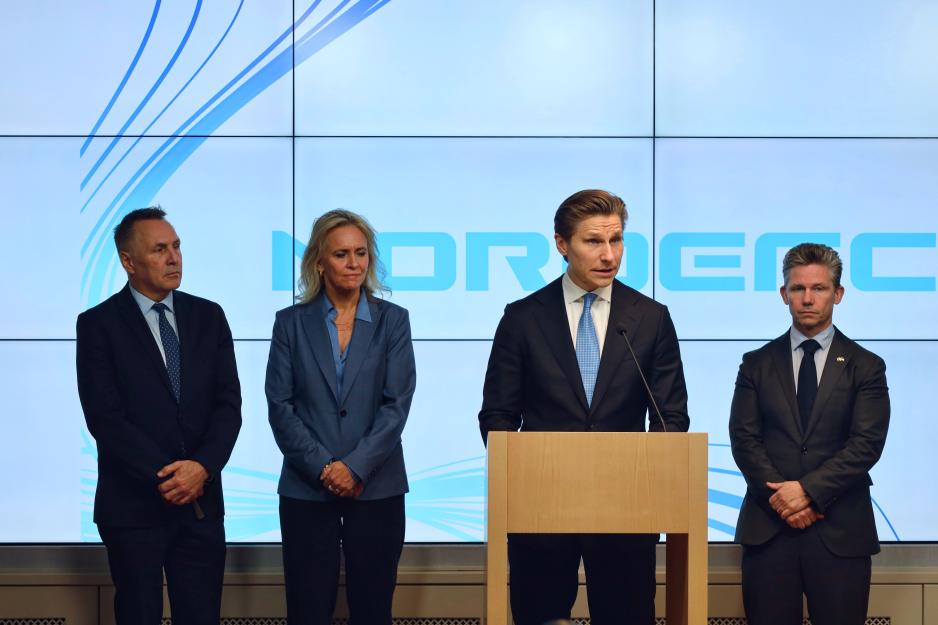 Samtidig som Natos arktiske forsvarsforum foregikk, var også Finland vertskap i Helsinki for et ministermøte innenfor det nordiske forsvarssamarbeidet i NORDEFCO. Her er den finske forsvarsministeren Antti Häkkänen på talerstolen, flankert av Sveriges forsvarsminister Pål Jonson (ytterst t.h.), Islands utenriksminister Þorgerður Katrín Gunnarsdóttir og Norges forsvarsminister Tore O. Sandvik. (Foto: Matias Jämsén/Finlands forsvarsministerium)