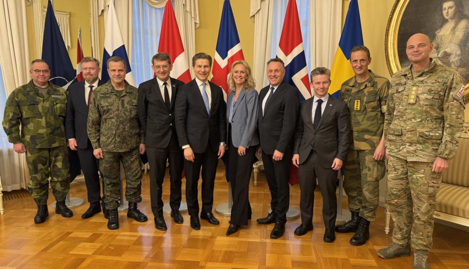 Fra venstre: Sveriges forsvarssjef Michael Claesson; Islands forsvarssjef Jónas Allansson; Finlands forsvarssjef Janne Jaakkola; Danmarks forsvarsminister Troels Poulsen; Finlands forsvarsminister Antti Häkkänen, Islands utenriksminister Þorgerður Katrín Gunnarsdóttir; Norges forsvarsminister Tore O. Sandvik; Sveriges forsvarsminister Pål Jonson; Norges forsvarssjef Eirik Kristoffersen; samt Danmarks forsvarssjef Michael Wiggers Hyldgaard. (Foto: Asgeir Spange Brekke/Forsvarsdepartementet)