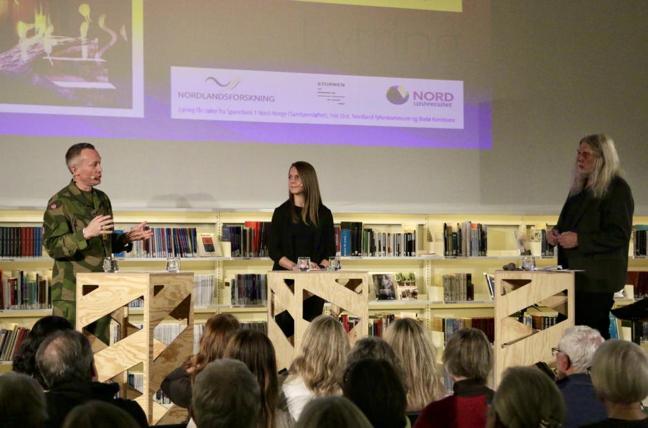 Brigader Steinar Kongshavn, sjef for plandivisjonen ved Forsvarets operative hovedkvarter, og Beate Steinveg, førsteamanuensis ved Nord universitet, på Lytring-debatt ved Stormen bibliotek ledet av Arne O. Holm, redaktør i High North News. Lytring er en debattarena eid av Nord universitet og Nordlandsforskning. (Foto: Astri Edvardsen)