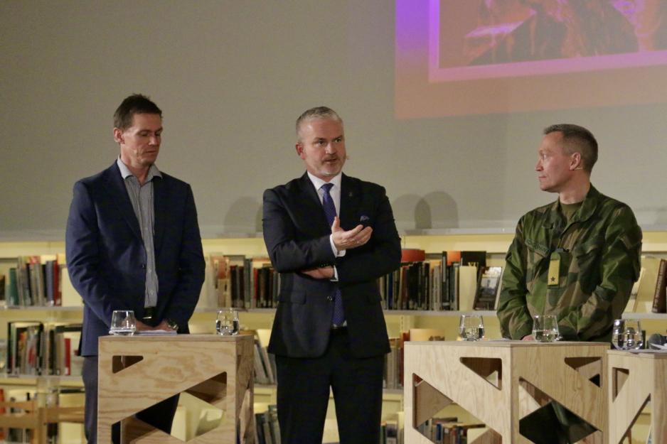 Tom Cato Karlsen (midten), statsforvalter i Nordland, sammen med Njord Wegge (t.v.), professor ved Forsvarets høgskole, og brigader Steinar Kongshavn, sjef for plandivisjonen ved FOH. (Foto: Astri Edvardsen)