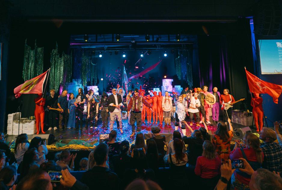 Artister fra ulike arktiske strøk er nå samlet i Iqualit i Nunavut, Nordøst-Canada, for Pan-ArcticVision – en særegen øvelse i å skape kontakt og samhørighet på tvers av grenser i nord. I rampelyset her er artistene som deltok på 2024-utgaven i Nuuk, Grønland. Da ble Nunavut stemt fram av publikum som vertskap for årets arktiske festivitas. (Foto: Dustin J. Patar)