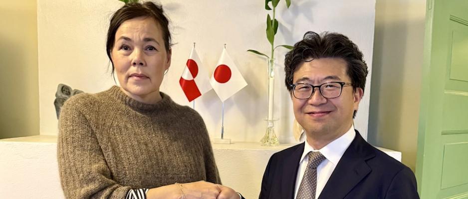 Vivian Motzfeldt sammen med Atsushi Sunami, president for Sasakawa Peace Foundation. (Foto: Naalakkersuisut)