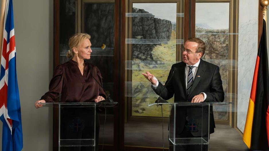 Islands utenriksminister Þorgerður Katrín Gunnarsdóttir og Tysklands forsvarsminister Boris Pistorius undertegnet i oktober en intensjonsavtale om styrket forsvarssamarbeid i Reykjavík. Pistorius, som besøkte Island for første gang, understreket regionens betydning for Nato og Tysklands forpliktelse til å øke sitt engasjement der. (Bundeswehr/Christoph Kassette)
