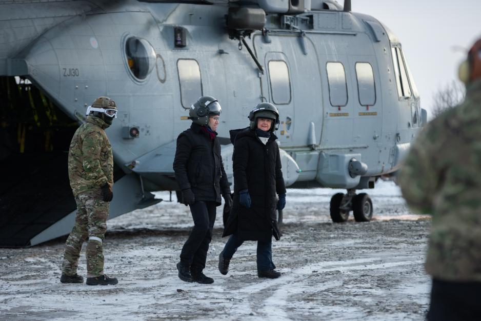 Storbritannias utenriksminister Yvette Cooper og Norges utenriksminister Espen Barth Eide ved Mauken skyte- og øvingsfelt i indre Troms torsdag, fraktet av den britiske kommandostyrkens helikoptre under treningsaktiviteten 'operasjon Clockwork'. (Foto: Ole-Sverre Haugli/Forsvaret) 