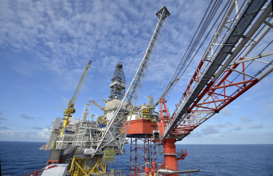 Nedgang i etterspørsel som en følge av elektriske biler og energieffektivisering, blir mer enn spist opp av økt bruk av olje innen petrokjemi og flytrafikk, ifølge en helt fersk IEA-rapport (Foto: Harald Pettersen/Equinor)
