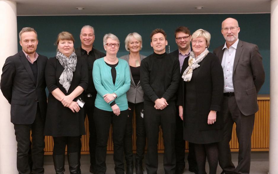 Sjømatindustriutvalget ble satt ned av tidligere fiskeri- og kystminister Lisbeth Berg-Hansen (Ap) i mars 2013. F.v. Arne Carlsen, Edel Elvevoll, Frode Steen, Grethe Fossli, Marit Aursand, Ragnar Tveterås, Jonny Berfjord, fiskeriminister Elisabeth Aspaker, Trygve Myrvang. Fraværende: Aino Olaisen, Arne Møgster. (Foto: FKD)