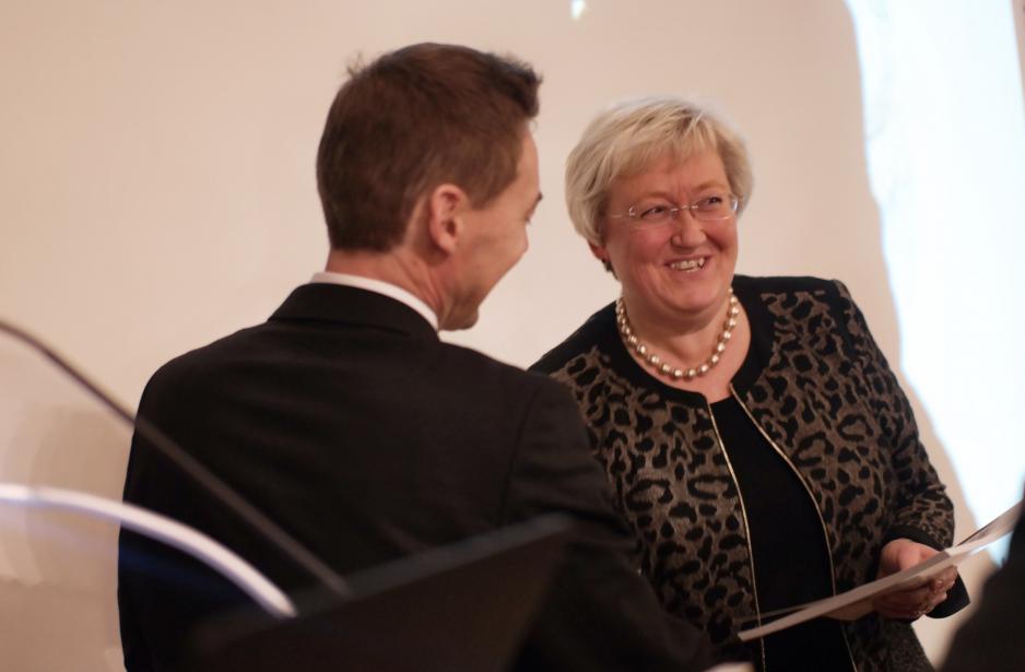 Da utvalgets arbeid var ferdig hadde Høyre og Frp tatt over regjeringen, og i desember var det fiskeriminister Elisabeth Aspaker (H) som mottok den endelige utredningen. (Foto: Nærings- og fiskeridepartementet)