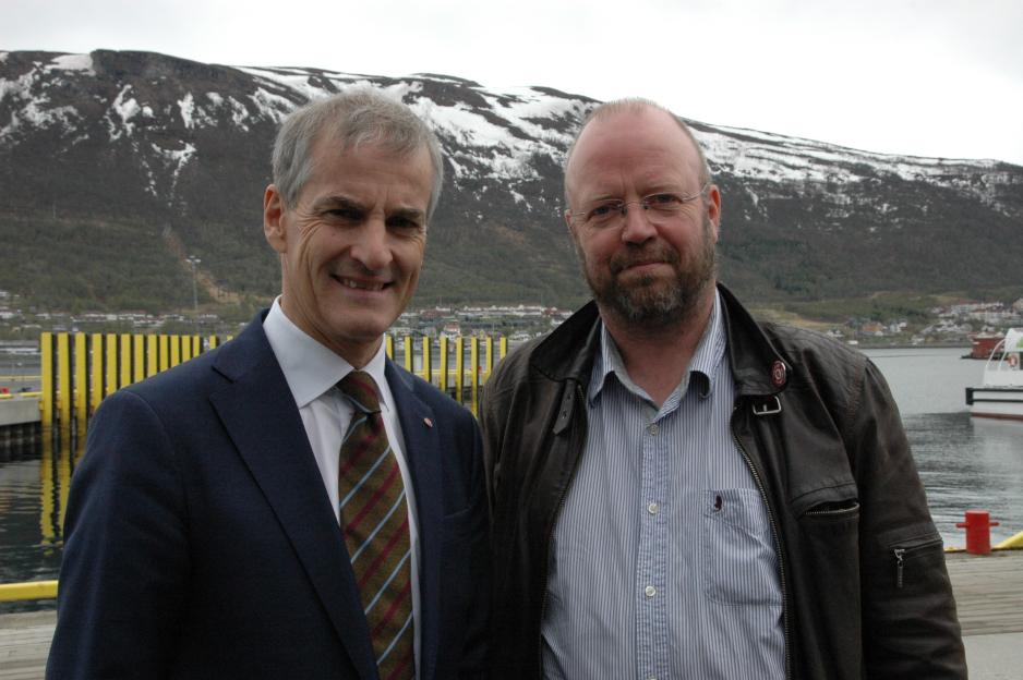 Jonas Gahr Støre (Ap) og Geir Waage (Ap). (Foto: Arbeiderpartiet) Dersom kabalen går opp, blir Geir Waage (48) Ranas neste ordfører. Han mener et potensielt samarbeid og ledende arbeiderpartipolitikk vil å løfte nordområdene til et høyere nivå. Han vil gjerne fortsette jobben han mener Jonas Gahr Støre startet .