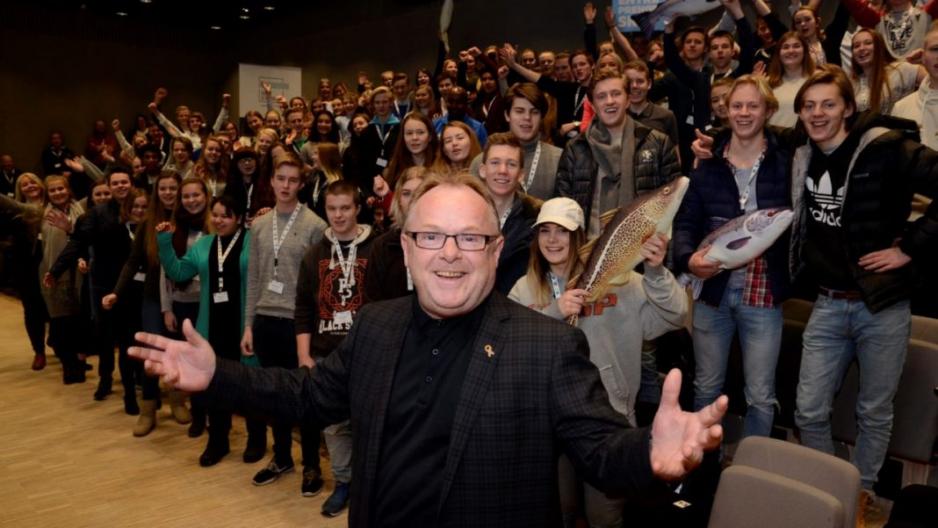 Her er fiskeriministeren med ungdommen, men i skrivende stund er Per Sandberg på Røst - og i løpet av de neste to dagene skal han også til Svolvær - blant annet for å åpne VM i skreifiske. (Foto: Sett Sjøbein)