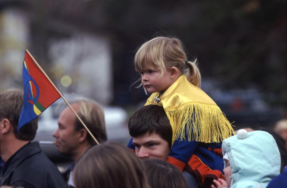 Jente i samedrakt og flagg Jente i samedrakt og flagg