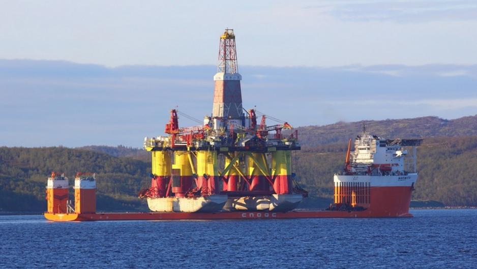 Semi-submersible drilling rig Nan Hai Ba Hao aboard heavy load carrier Hai Yang Shi You 278 near Murmansk. (Source: Rosmorport) Nan-Hai-Ba-Hao-at-Murmansk