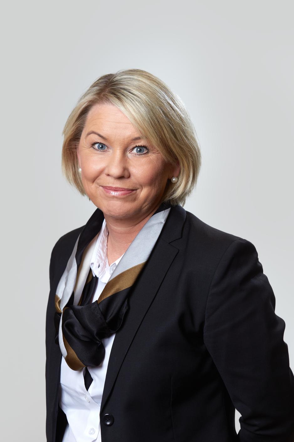 Næringsminister Monica Mæland (H) skriver at arbeidet med leiekontraktene på Svalbard er prioritert, og håper på snarlig løsning. (Foto: Næring- og fiskeridepartementet