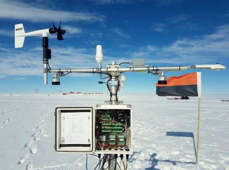 During their stay, the scientists installed three independent measuring stations at Camp Century. These will transmit climate and ice measuring data to Copenhagen on a daily basis. (Photo: William Calgon/GEUS)