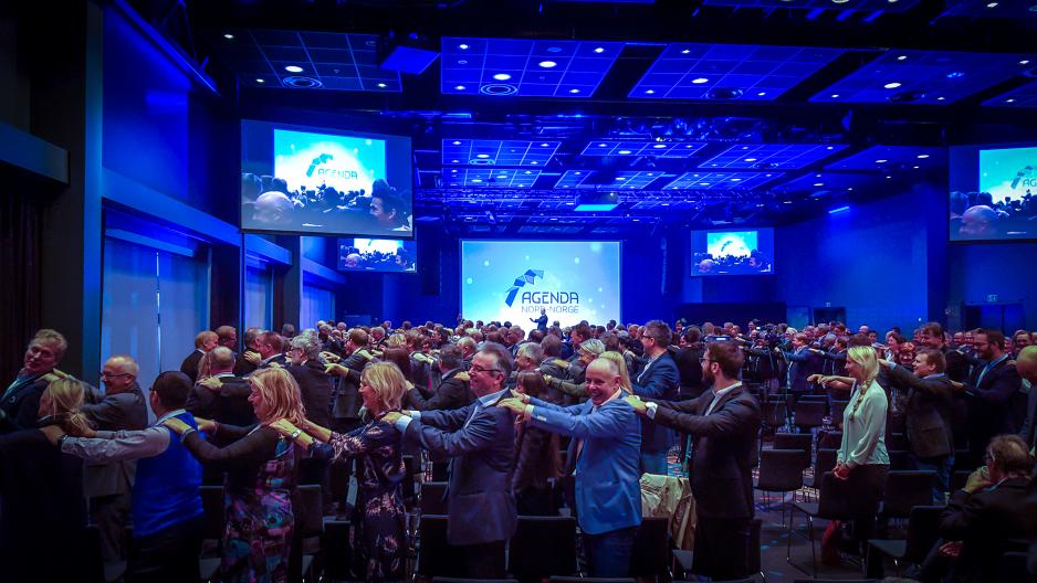 De som slapp inn på Agenda Nord-Norge kunne se ut som de hadde gått gjennom dører som sprutet ut geografisk avlusningsmiddel. Harmonien var total da salen startet tirsdagen med fellesmassasje. (Foto: Christine Karijord)