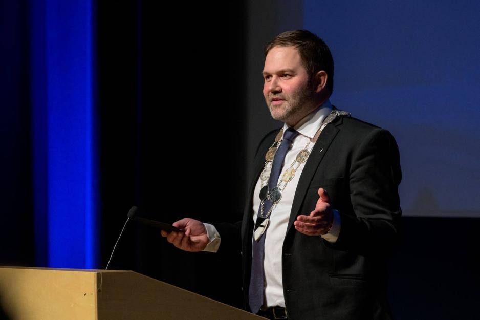 It is important for local government leader Arild Olsen (Labour) to make a point of Nybyen’s place in Svalbard’s history and to take that into consideration when security measures are now undertaken in the nearby areas. (Photo: Olav Søla/Private)