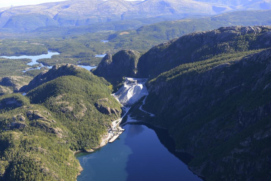 The limestone is transported five kilometers from the open-pit mine to this point at Remman, from where it is shipped out. (Photo: Roar Berg Hansen)