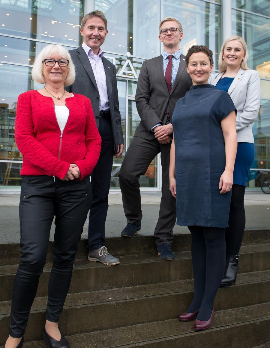 Det nye byrådet i Tromsø har imponert redaktørforeningen med sin åpenhet. F.v. Gunhild Johansen, Jens Ingvald Olsen, Brage Larsen Sollund, Kristin Røymo og Ragni Løkholm Ramberg. (Foto: Tromsø Kommune)